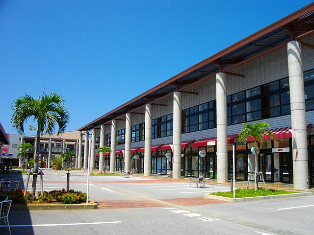 outlet-mall-ashibinaa-in-southern-okinawa