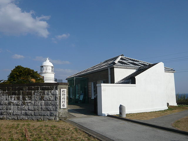 kashinozaki-lighthouse-in-nanki-shirahama