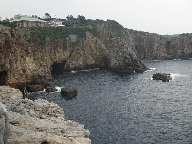 sandanbeki-cave-in-nanki-shirahama
